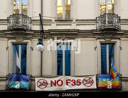 Façade d'un bâtiment du centre-ville avec des bannières de protestation contre l'achat de bombardiers de chasse par le gouvernement italien, Turin, Piémont, Italie Banque D'Images