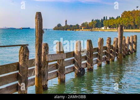 Barrage en bois au port sur l'île de Burano près de Venise, Italie. Banque D'Images