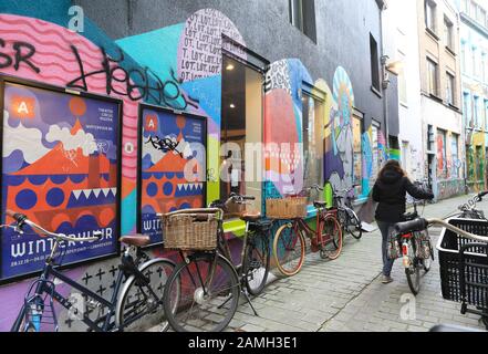 Des œuvres d'art colorées dans les boutiques de mode de créateurs de Kopstraatje, au large de Kammenstraat, dans le 4ème arrondissement du centre d'Anvers, Belgique, en Europe du Nord Banque D'Images