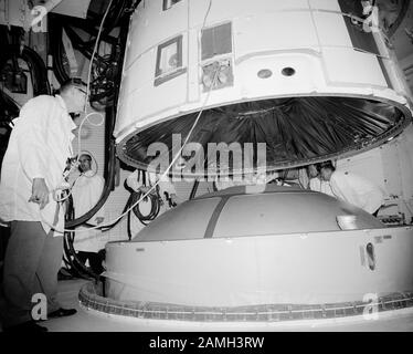 L'engin spatial Gemini III étant connecté au véhicule de lancement Titan II dans la salle blanche du Pad 19 au Kennedy Space Center, Merritt Island, Floride, États-Unis, février 1965. Image de courtoisie NASA. () Banque D'Images