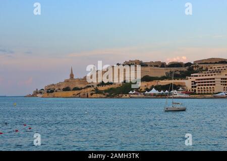 Belle Vue de La Valette à Malte. Photo prise dans le soleil du soir de Ta' Xbiex. Banque D'Images