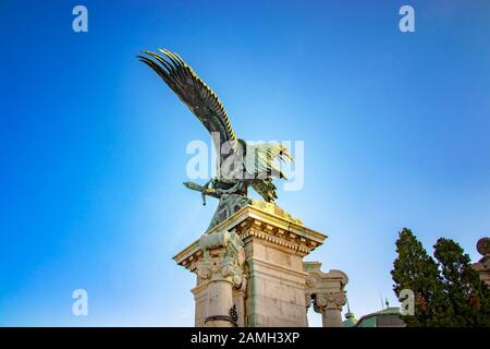 Eagle sur la porte du château de Buda, Budapest, Hongrie. Il est statue de bronze sur la colline. Banque D'Images