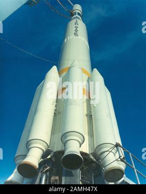 Photo du Nimbus E en préparation au lancement par Le véhicule Delta À Poussée augmentée à la gamme d'essais Western, Le Complexe de lancement spatial SLC-2, la base aérienne de Vandenberg, Californie, États-Unis, 12 décembre 1972. Image de courtoisie NASA. () Banque D'Images