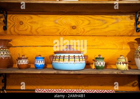 Ustensiles de cuisine à l'ancienne dans le style folklorique russe sur fond de mur en bois Banque D'Images
