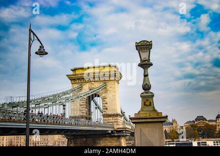 Szechenyi lanchid, pont de chaîne à Budapest, Hongrie. Il y a du ciel bleu à l'arrière-plan. Banque D'Images