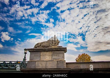 Statue du Lion dans Le pont de la chaîne (Szechenyi Lanchid) à Budapest. Budapest, Hongrie. Banque D'Images