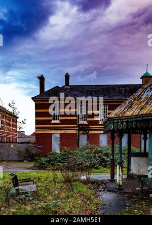 Hôpital de Whitchurch, fauteuil roulant abandonné et abandonné Banque D'Images