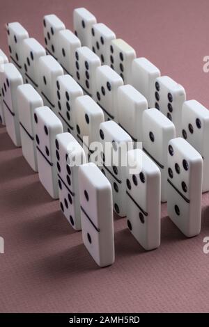 Jeu de tuiles Domino utilisé pour le jeu de table de Dominos. Tuiles disposées en 4 rangées de 7 tuiles. Banque D'Images