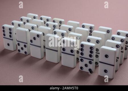 Jeu de tuiles Domino utilisé pour le jeu de table de Dominos. Tuiles disposées en 4 rangées de 7 tuiles. Banque D'Images