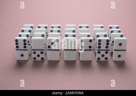 Jeu de tuiles Domino utilisé pour le jeu de table de Dominos. Ici, les 28 tuiles sont disposées en 4 rangées de 7 tuiles. Banque D'Images