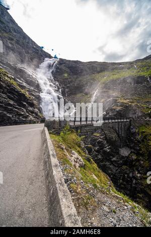 Trollstigen, Norvège - juin 2019 : célèbre route des montagnes norvégiennes Trollstigen vue sur la vallée. Nature nordique épique avec rochers, chutes d'eau, spectaculaire Banque D'Images