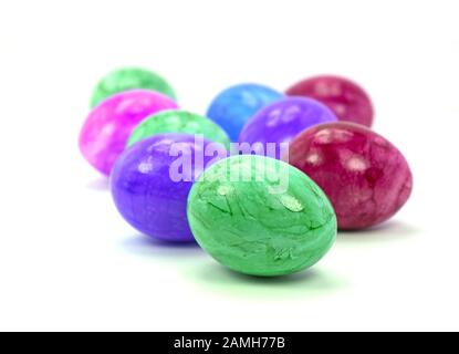 Œufs de pâques colorés sur fond blanc Banque D'Images