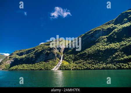 La chute d'eau au-dessus du Geirangerfjord, située près du village de Geiranger Banque D'Images