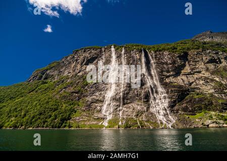 Les sept soeurs cascade sur le Geirangerfjord, situé près du village de Geiranger Banque D'Images