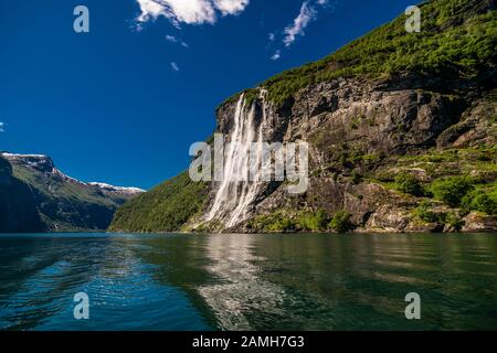 Les sept soeurs cascade sur le Geirangerfjord, situé près du village de Geiranger Banque D'Images