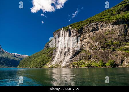 Les sept soeurs cascade sur le Geirangerfjord, situé près du village de Geiranger Banque D'Images