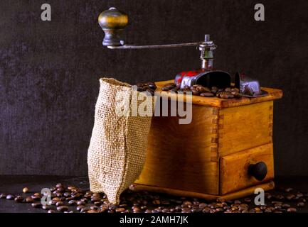ancienne meuleuse à café pratique en bois, pour les concepts de nourriture et de boisson Banque D'Images