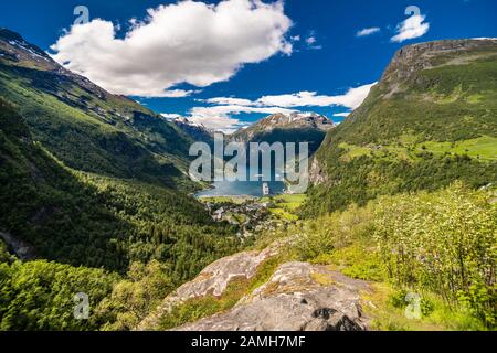 Scène d'été du pittoresque port de Geiranger, ouest de la Norvège. Vue du Sunnylvsfjorden colorés fjord. Concept de déplacement arrière-plan. Style artistique poster Banque D'Images