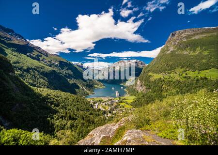 Scène d'été du pittoresque port de Geiranger, ouest de la Norvège. Vue du Sunnylvsfjorden colorés fjord. Concept de déplacement arrière-plan. Style artistique poster Banque D'Images