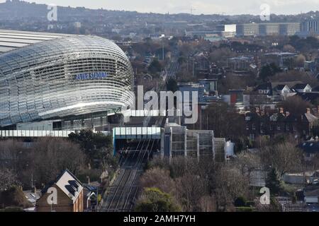 Dublin, Irlande - 13 janvier 2020: Vue imprenable sur le stade South Dublin et Aviva avec la station de dart Lansdowne Road à dublin, irlande. Banque D'Images