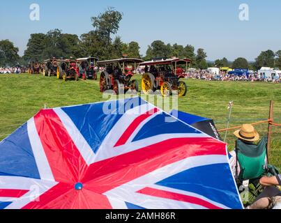 Parapluie drapeau de l'Union avec défilé de moteurs de traction à vapeur à 2019 Shrewsbury Steam Rally, Shropshire, Angleterre, Royaume-Uni Banque D'Images