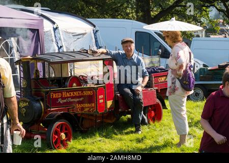 L'homme avec l'échelle miniature de chats wagon à une femme à 2019 Rallye, vapeur de Shrewsbury Shropshire, England, UK Banque D'Images