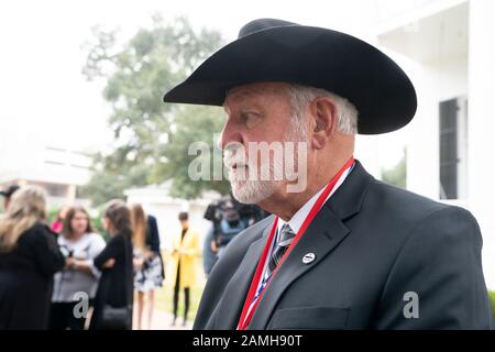 Jack Wilson, le héros de tir de l'Église de White Settlement Texas, parle aux médias après avoir reçu la Médaille Du Courage du gouverneur de Gov. Greg Abbott au Texas Governor's Mansion. Wilson, un membre bénévole de l'équipe de sécurité de l'Église de l'autoroute de l'Ouest du Christ, a tué un homme qui a ouvert le feu avec un fusil pendant le service à l'église près de fort Worth Texas en décembre. Banque D'Images