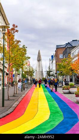 Hallgrimskirkja Grande Église Luthérienne Colorée Rainbow Shopping Street Tourasses Shoppers Reykjavik Islande. Plus grande église et structure la plus haute d'Ic Banque D'Images