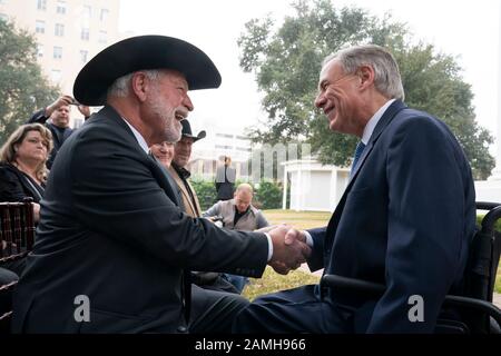 Jack Wilson, le héros de tournage de l'église de White Settlement Texas (l), accueille Gov. Greg Abbott comme il accepte la Médaille Du Courage du gouverneur à l'Hôtel du gouverneur du Texas. Wilson, un membre bénévole de l'équipe de sécurité de l'Église de l'autoroute de l'Ouest du Christ, a tué et tué un homme qui a ouvert le feu avec un fusil pendant le service à l'église près de fort Worth Texas le mois dernier. Banque D'Images