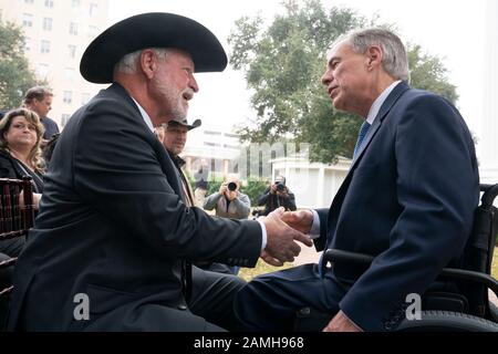 Jack Wilson, le héros de tournage de l'église de White Settlement Texas (l), accueille Gov. Greg Abbott comme il accepte la Médaille Du Courage du gouverneur à l'Hôtel du gouverneur du Texas. Wilson, un membre bénévole de l'équipe de sécurité de l'Église de l'autoroute de l'Ouest du Christ, a tué et tué un homme qui a ouvert le feu avec un fusil pendant le service à l'église près de fort Worth Texas le mois dernier. Banque D'Images