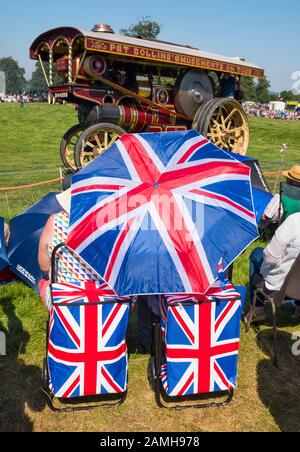 Les spectateurs avec un parapluie de drapeau syndical regardent un défilé de moteurs de traction à 2019 Shrewsbury Steam Rally, Shropshire, Angleterre, Royaume-Uni Banque D'Images