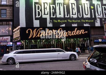 Limo extensible blanc devant BeetleJuice au Winter Garden Theatre, New York City, NY, États-Unis Banque D'Images