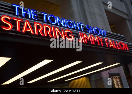 Signez pour NBC Studios, Le spectacle De Ce Soir avec Jimmy Fallon à l'entrée de NBC Studios, Sixième Avenue, New York City, NY, États-Unis Banque D'Images