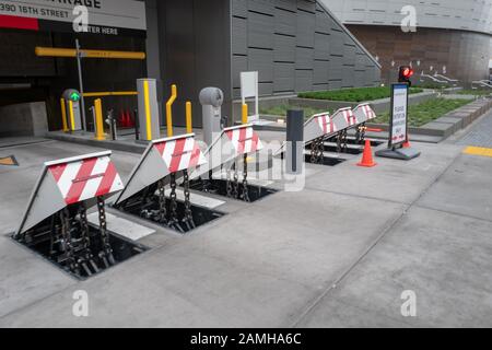 Gros plan sur les barrières de stationnement rétractables haute résistance, conçues pour empêcher les bombardements de voitures ou les attaques terroristes de véhicules dans le quartier de Mission Bay à San Francisco, en Californie, le 5 décembre 2019. () Banque D'Images