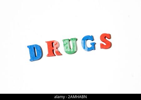 Médicaments à base de lettres de couleur différente sur fond blanc Banque D'Images