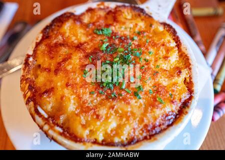 Gros plan sur le plat traditionnel américain sud de mac et de fromage à Angeline's Louisiana Kitchen, un restaurant cajun dans le quartier de North Shattuck à Berkeley, Californie, 30 novembre 2019. Autrefois connu sous le nom de Gourmet Ghetto, le quartier de North Shattuck est connu comme le lieu de naissance du nouveau mouvement alimentaire américain. () Banque D'Images