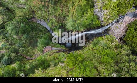 Vue aérienne sur la chute d'eau de 'Risco' et vue sur 'Paul da Serra', île de Madère, Portugal Banque D'Images