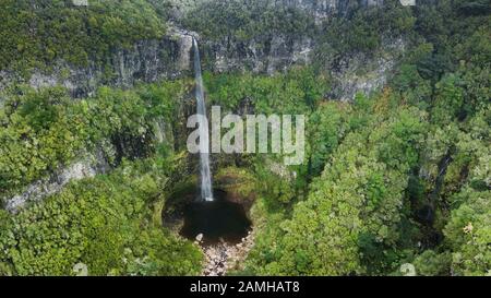 Vue aérienne sur la chute d'eau 'Risco' dans 'Paul da Serra', île de Madère, Portugal Banque D'Images