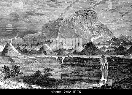 Activité volcanique autour d'El Jorullo, un volcan à cône cinder à Michoacán, au centre du Mexique, sur la pente sud-ouest du plateau central dans une zone connue sous le nom de champ volcanique Michoacán-Guanajuato. La lave des évents d'El Jorullo couvre neuf kilomètres carrés autour du volcan. Les éruptions ultérieures ont produit des lavas dont le contenu en silice était plus élevé, les rendant plus épais que les basaltes et les laves d'andesite basaltique. Banque D'Images
