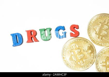 Médicaments pour le concept de bitcoin. Pièces de monnaie Cryptocurrency sur fond blanc. Pose plate Banque D'Images