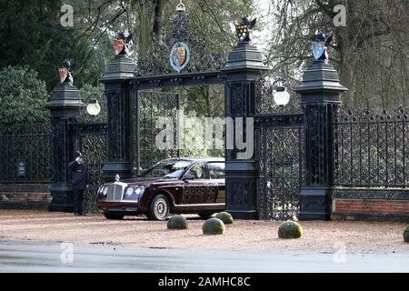 Sandringham, Norfolk. 12 janvier 2020. La reine Elizabeth II traverse les portes de Norwich, à Sandringham House, alors qu'elle assiste au service du dimanche matin de l'église Sainte-Marie-Madeleine à Sandringham, au milieu de la tourmente derrière les scènes comme le prince Harry (duc de Sussex) et Meghan Markle (duchesse de Sussex) ont décidé de revenir de la royauté senior. La reine Elizabeth II assiste à l'église, Sandringham, Norfolk, le 12 janvier 2020. Crédit: Paul Marriott/Alay Live News Banque D'Images