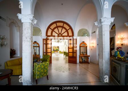 Vue intérieure typique du hall et de la salle d'attente d'un hôtel de luxe à Brindisi, sur la côte Adriatique du sud de l'Italie. Banque D'Images