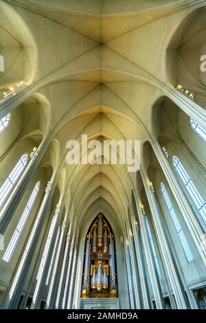 Orgues En Bois Grandes Colonnes Windows Plafond Hallgrimskirkja Grande Église Luthérienne Reykjavik Islande. Plus grande église et structure la plus haute en Islande. Banque D'Images