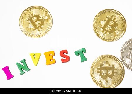 Investissez des lettres de type letterboard avec du bitcoin doré sur fond blanc. Investir dans le concept bitcoin Banque D'Images