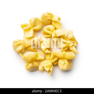 L'italien de pâtes farcies. Pâtes Sacchettini isolé sur fond blanc. Banque D'Images