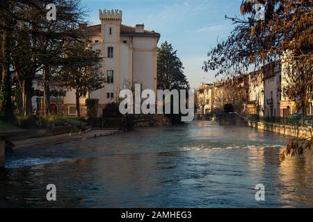 'Île sur la Sorgue ville cetre, à côté de la rivière Sorgue. Avec ciel bleu doux, Provence , Sud de la France , tôt le matin. Banque D'Images