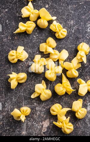 Pâtes italiennes farcies. Sacchettini pâtes sur la table de cuisine ancienne. Banque D'Images