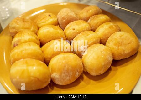 Gros plan de sufganiyot (beignets de gelée) lors de la célébration traditionnelle des vacances juives de Chanukah (Hanoukkah), San Ramon, Californie, 15 décembre 2019. Les aliments frits sont souvent consommés en vacances pour commémorer le miracle de Chanukah, dans lequel l'huile a brûlé pendant 8 jours complets. () Banque D'Images