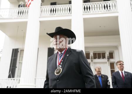 Austin, Texas, États-Unis. 13 janvier 2020. JACK WILSON, le héros de tir de l'Église de White Settlement, accepte la Médaille Du Courage du gouverneur de Gov.GREG ABBOTT au Texas Governor's Mansion. Wilson a tiré un tour et tué un tireur suspecté d'église le 29 décembre 2019. Crédit: Bob Daemmrich/Zuma Wire/Alay Live News Banque D'Images