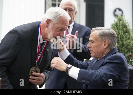 Austin, Texas, États-Unis. 13 janvier 2020. Jack WILSON, héros de tir de l'église de White Settlement, Texas accepte la Médaille Du Courage du gouverneur de Gov.GREG ABBOTT au Texas Governor's Mansion. Wilson a tiré un tour et tué un tireur suspecté d'église le 29 décembre 2019. Crédit: Bob Daemmrich/Zuma Wire/Alay Live News Banque D'Images